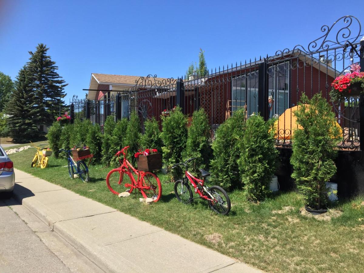The Calgary Hub Hostel Style Home Экстерьер фото