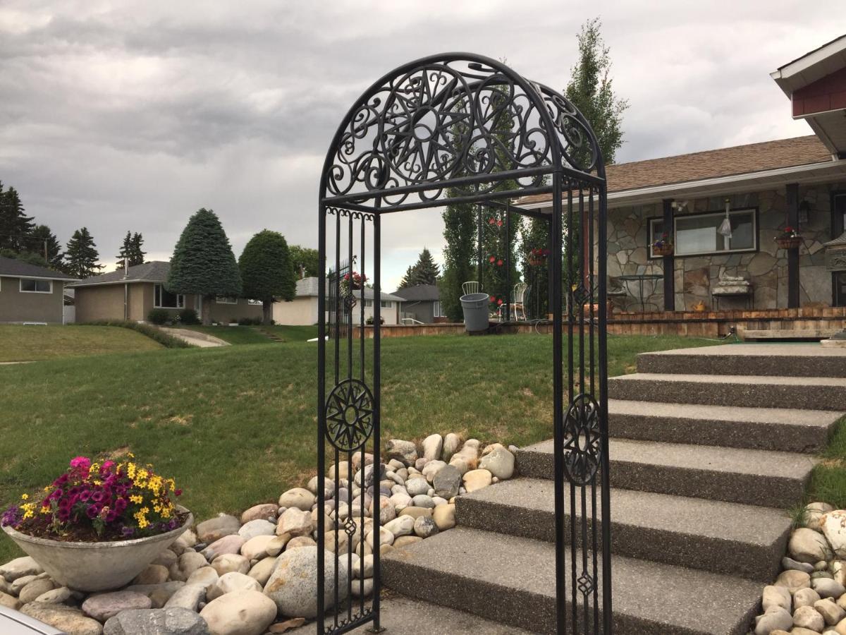 The Calgary Hub Hostel Style Home Экстерьер фото