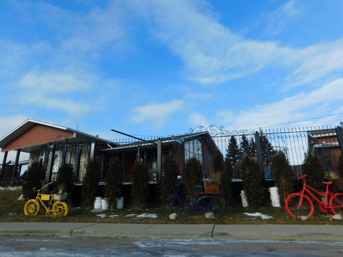 The Calgary Hub Hostel Style Home Экстерьер фото