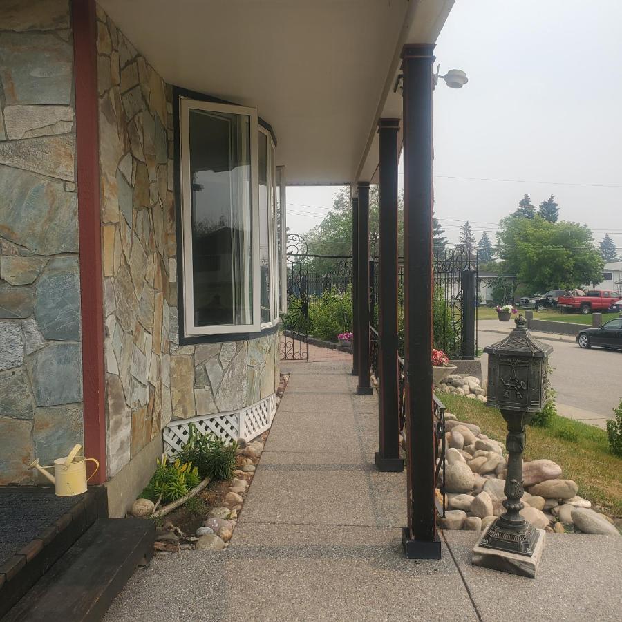 The Calgary Hub Hostel Style Home Экстерьер фото