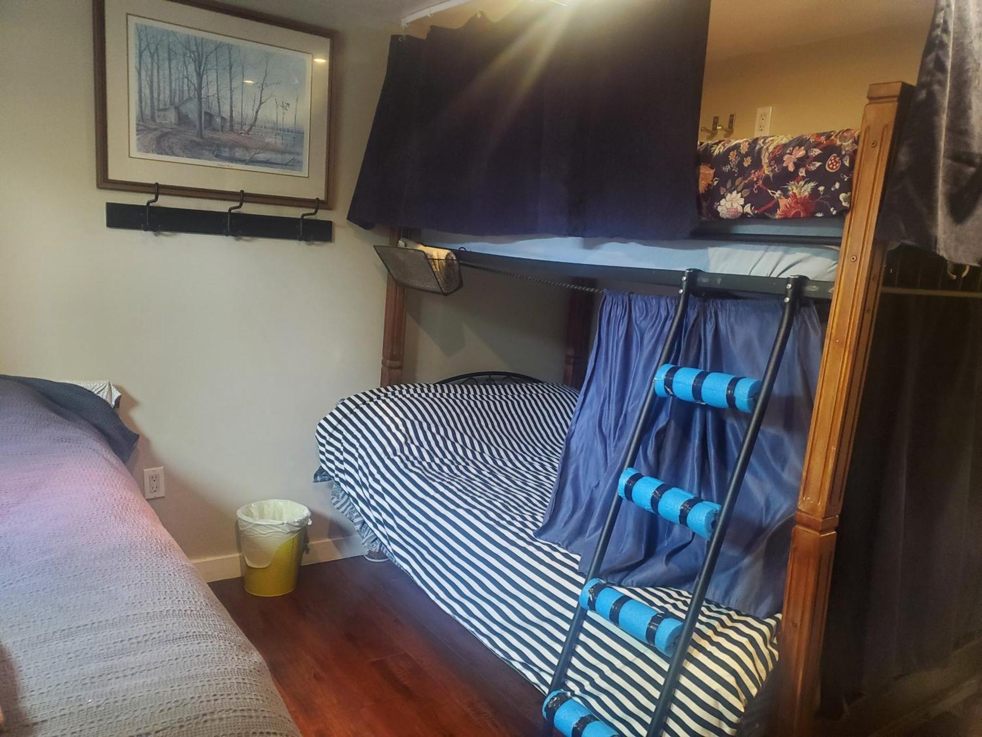 The Calgary Hub Hostel Style Home Экстерьер фото